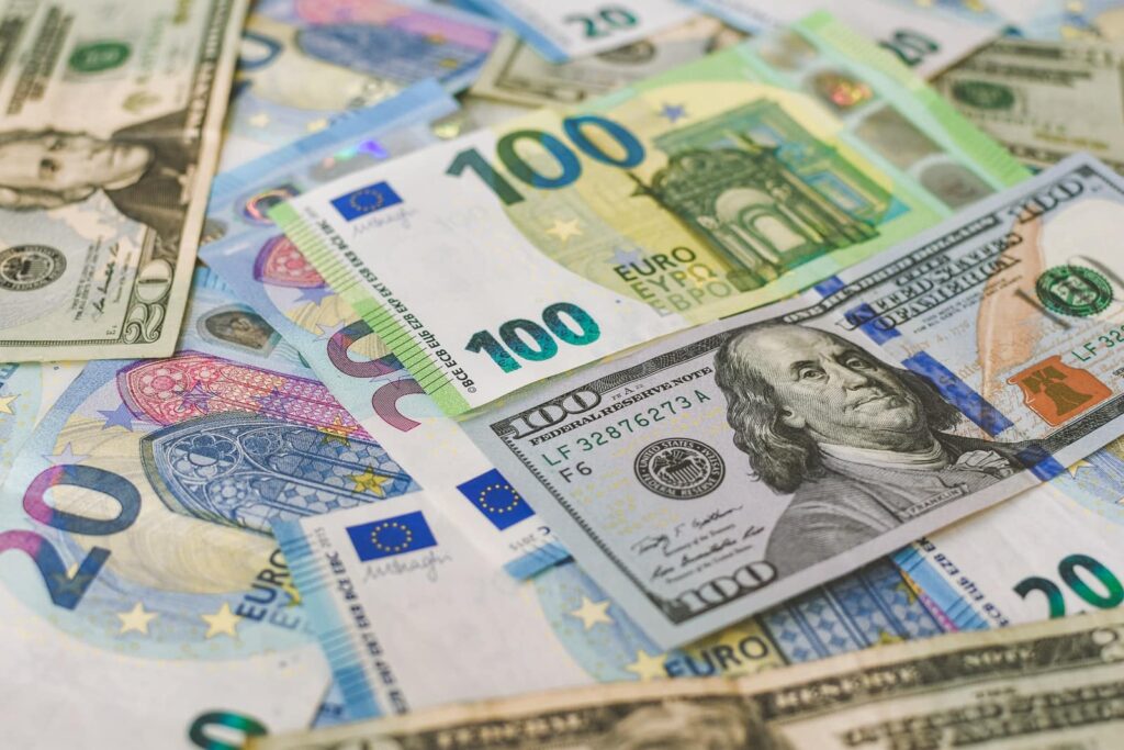 EUR/USD Increased: Focus on US Consumer Strong Confidence