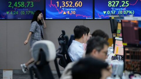 Asian stocks dip on Strong China concerns